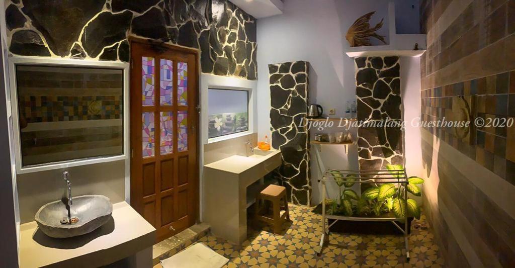 Djoglo Djatimalang Guesthouse Blitar Eksteriør bilde